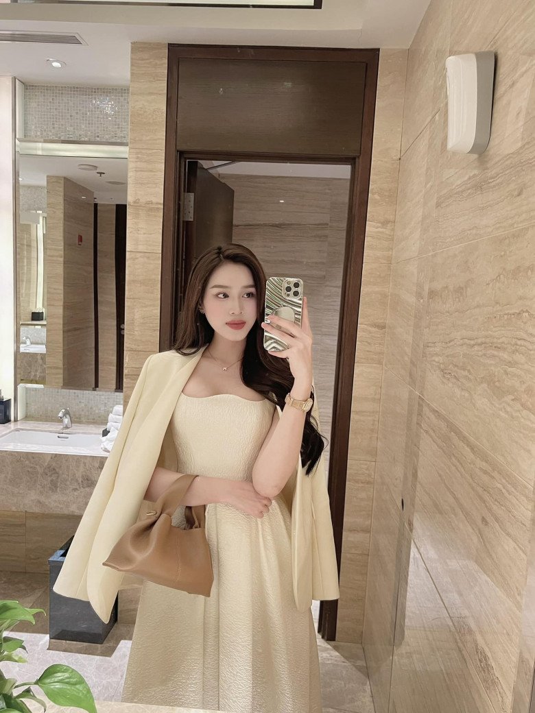 Phong cách ăn mặc không cầu kì nhưng tôn lên được vẻ đẹp tự nhiên của Hoa hậu Việt Nam 2020. Đỗ Thị Hà dường như hết nhiệm kỳ chưa bao giờ lọt hố sao mặc xấu.
