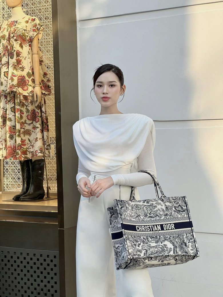 Combo thời trang kín cổng cao tường hơi hướng công sở này được mỹ nhân Thanh Hoá mix cùng với túi xách tote của Christian Dior.