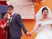 Yêu - Bà mẹ "làm nũng" với con trai ngay trong đám cưới, sau 1 tháng cưới con dâu đòi ly hôn