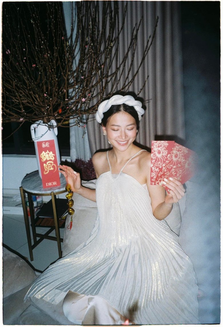 Hoa hậu Phương Khánh trong chiếc váy xếp ly cổ yếm gợi cảm. Thiết kế này cũng nhanh chóng trở thành mẫu trang phục được nhiều chị em yêu thích khi mang đến sự thoải mái cho người mặc.