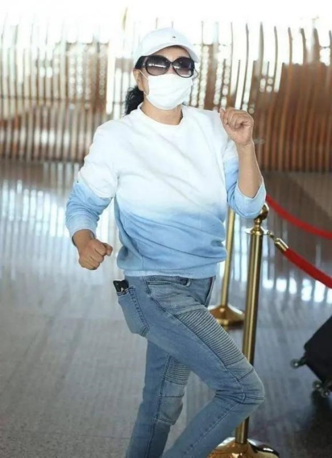 Lưu Hiểu Khánh ăn diện trẻ trung tham gia sự kiện.