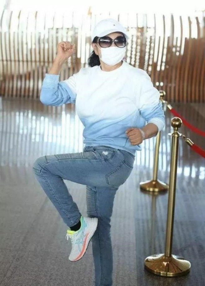 Bà gây chú ý vì khoe khéo đôi chân thon dài dù đã lớn tuổi. 