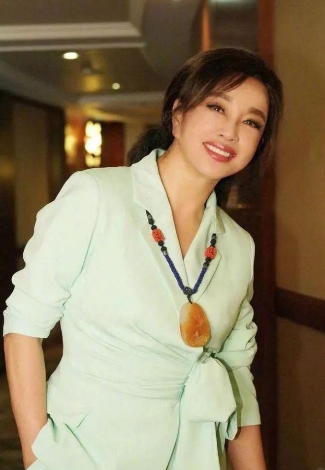 Lưu Hiểu Khánh quả thực trẻ trung hơn bạn bè đồng trang lứa vì biết chăm da và ăn mặc phong cách.