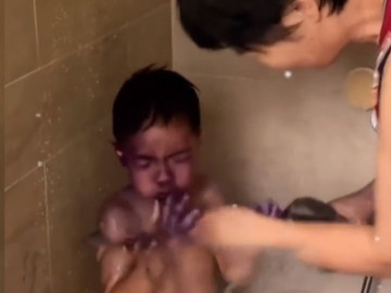 Nghe thấy tiếng kêu cứu của cháu trai 5 tuổi trong nhà vệ sinh, bà nội chạy vào kiểm tra thì tá hoả