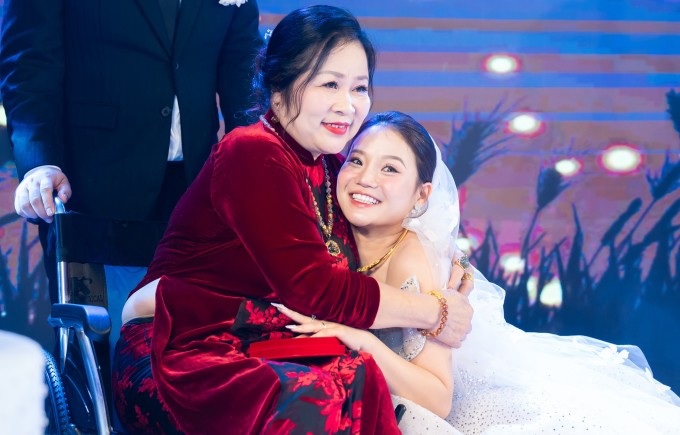 Trang Abby thân thiết bên mẹ chồng.
