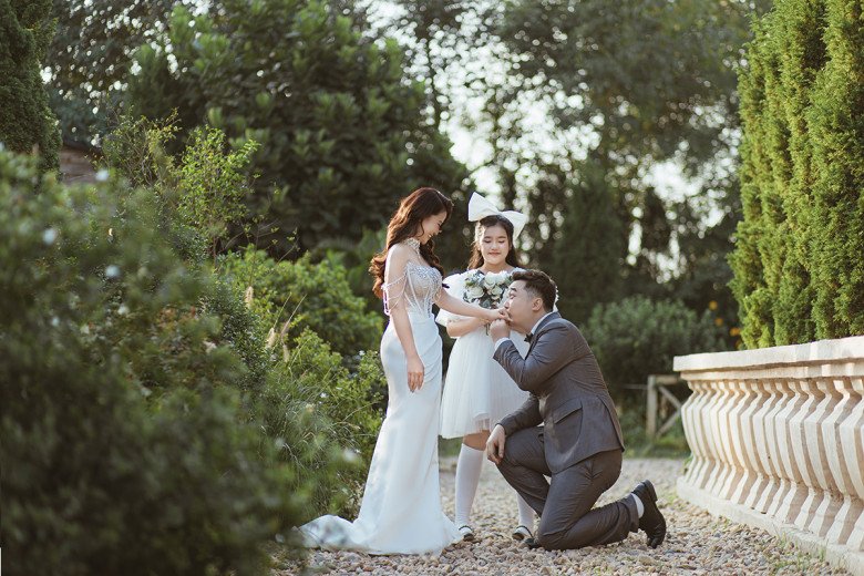 Nam ca sĩ tái hiện hình ảnh cầu hôn bạn gái trong ảnh cưới.