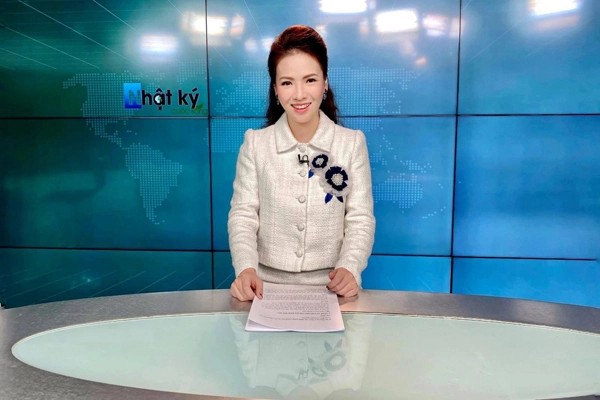 Hơn 1 năm gần đây, Đan Lê không nhận kịch bản phim, cô hiện đang toàn tâm cho công việc dẫn chương trình ở một đài truyền hình.