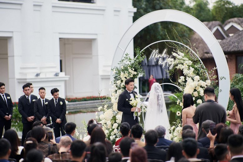 Hôn lễ của cặp đôi diễn ra ngoài trời.