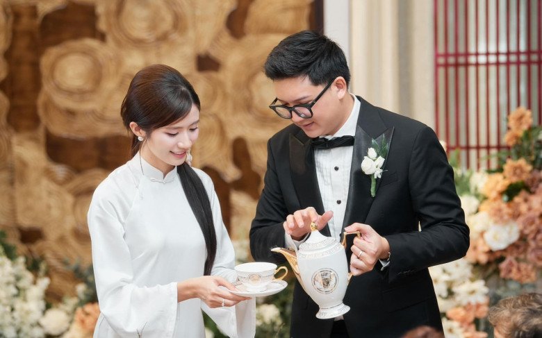 Cặp đôi thực hiện đầy đủ các nghi thức trong hôn lễ truyền thống.