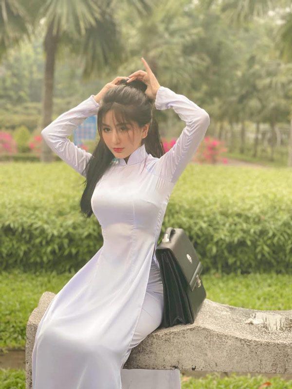 Thân hình đồng hồ cát chính là chìa khoá vạn năng hút triệu người theo dõi của Võ Ngọc Trân trong tà áo dài trắng.