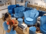 Clip Eva - Clip: Khách lao thẳng xe máy vào tiệm nail khiến nhân viên hốt hoảng