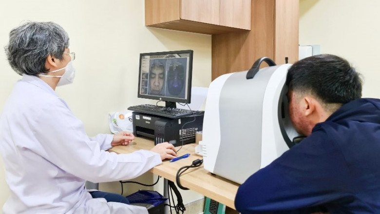 Bác sĩ Bích đang điều trị cho một bệnh nhân bị mụn trứng cá. Ảnh: BVCC.