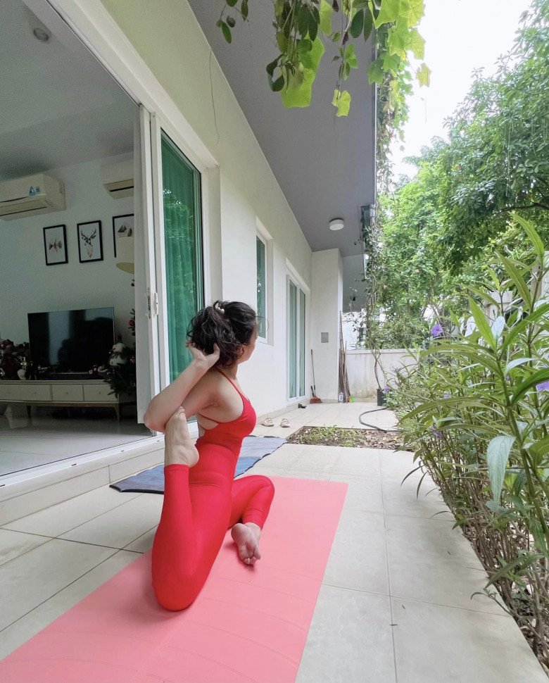 Vóc dáng của bà mẹ 2 con xoay 360 độ, góc nào cũng là cực phẩm.
