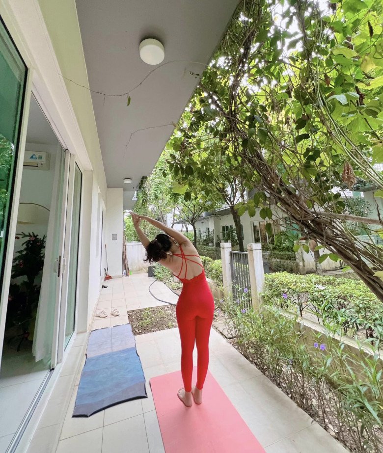 Biết bà mẹ 2 con gợi cảm nhưng có lẽ khó ai ngờ được vóc dáng của người đẹp lại cháy cỡ này.