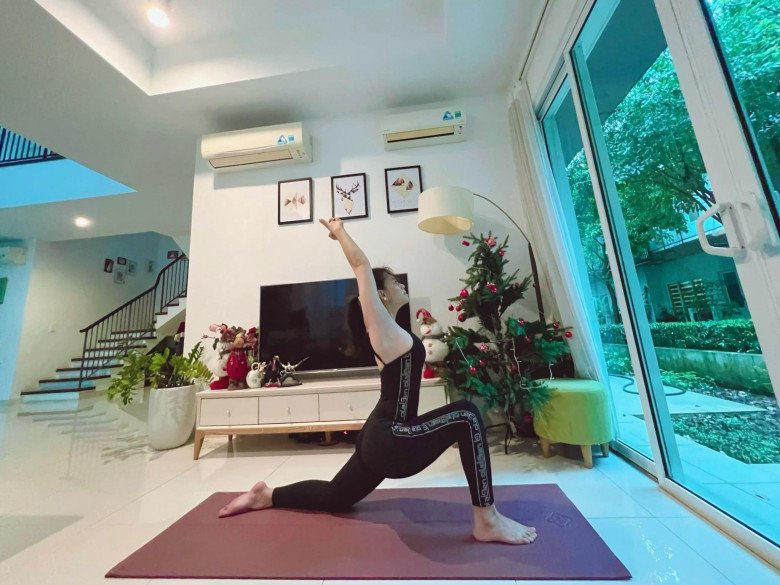 Nữ doanh nhân sau 2 lần sinh không hút sóng với body khô mỡ mà đầy đặn nhưng rõ ràng vòng nào ra vòng nấy.