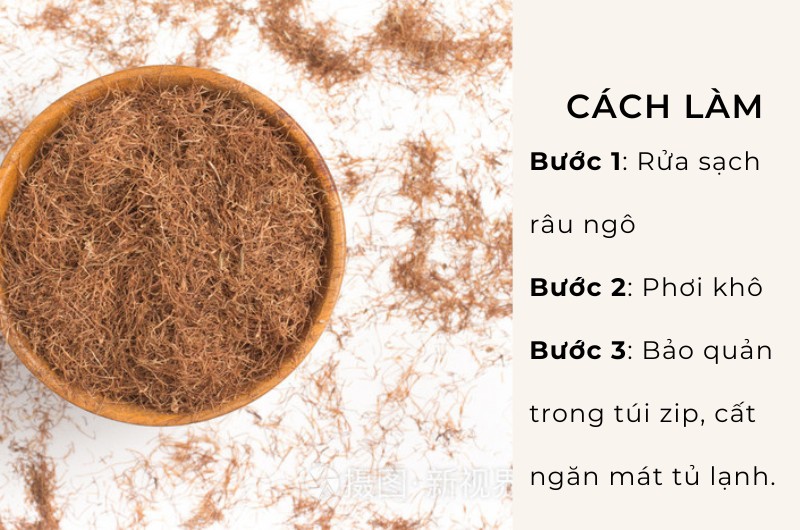 Cách làm râu ngô phơi khô: Rửa sạch râu ngô, phơi khô dưới nắng cho đến khi chuyển sang màu cánh gián. Bảo quản râu ngô khô trong túi zip, bọc thêm lớp giấy báo để tránh độ ẩm cao, cất ngăn mát tủ lạnh. 
