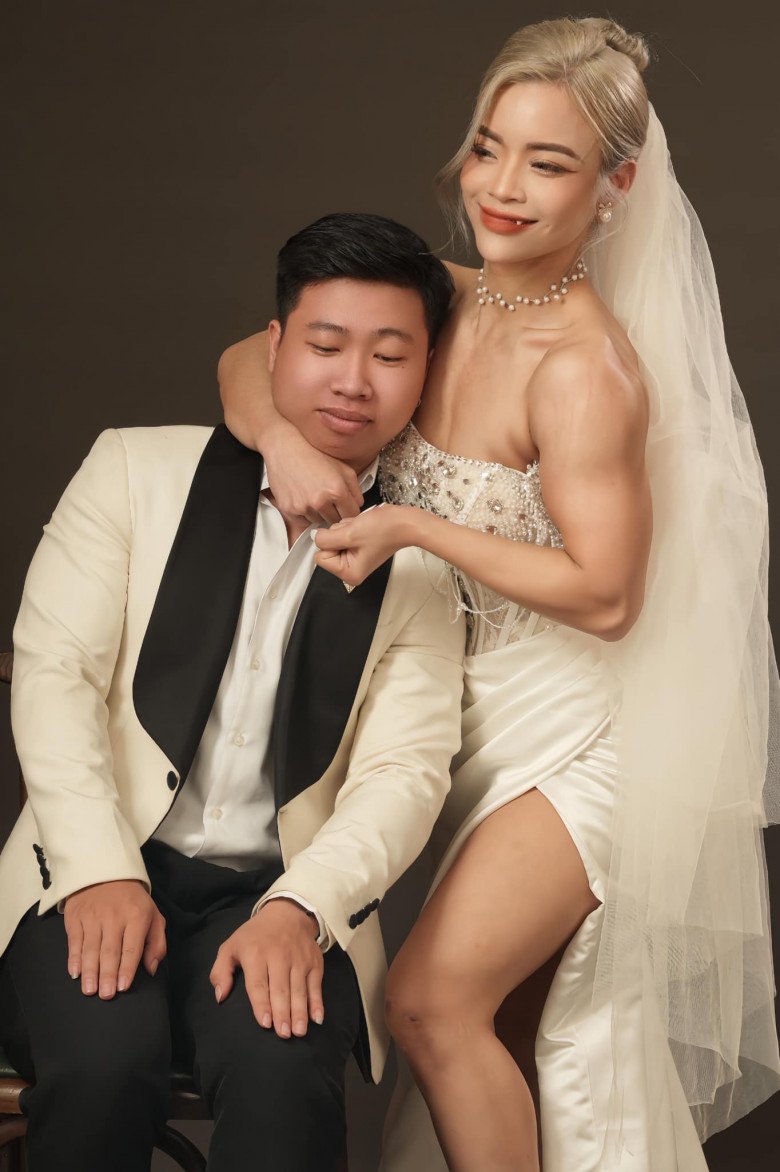 Chú rể trong nhiều tấm hình chụp với gương mặt biểu cảm cam chịu, trong khi đó, cô dâu lại cơ bắp cuồn cuộn. Nóc nhà vô cùng uy lực với cánh tay chuột chạy to.