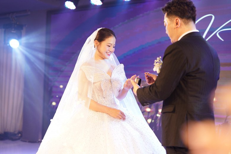 Khoảnh khắc cô dâu - chú rể trao nhẫn cưới cho nhau trước sự chứng kiến của gia đình 2 bên.