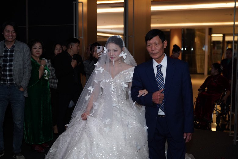 Cô dâu Trang Abby được bố dắt tay vào lễ đường.