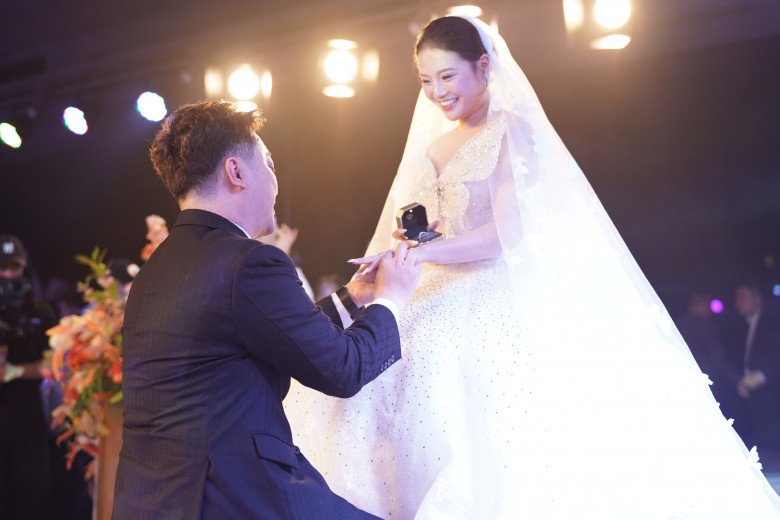 Yanbi quỳ gối trao nhẫn cho Abby.