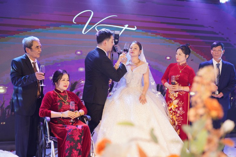 Khoảnh khắc bố mẹ Yanbi và Trang Abby lên sân khấu chung vui cùng 2 con.