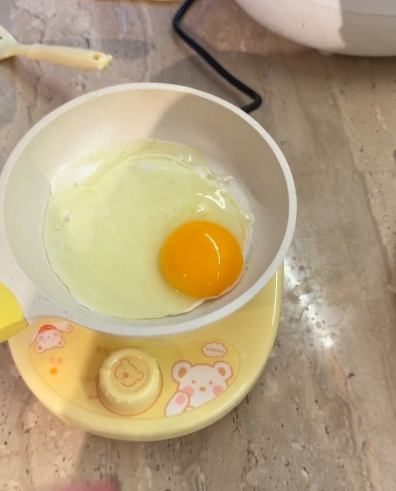 Bên cạnh đó, nữ ca sĩ Hồ Ngọc Hà cũng dạy con gái yêu cách chiên trứng kiểu ốp la trên chiếc bếp xinh xắn của bé.