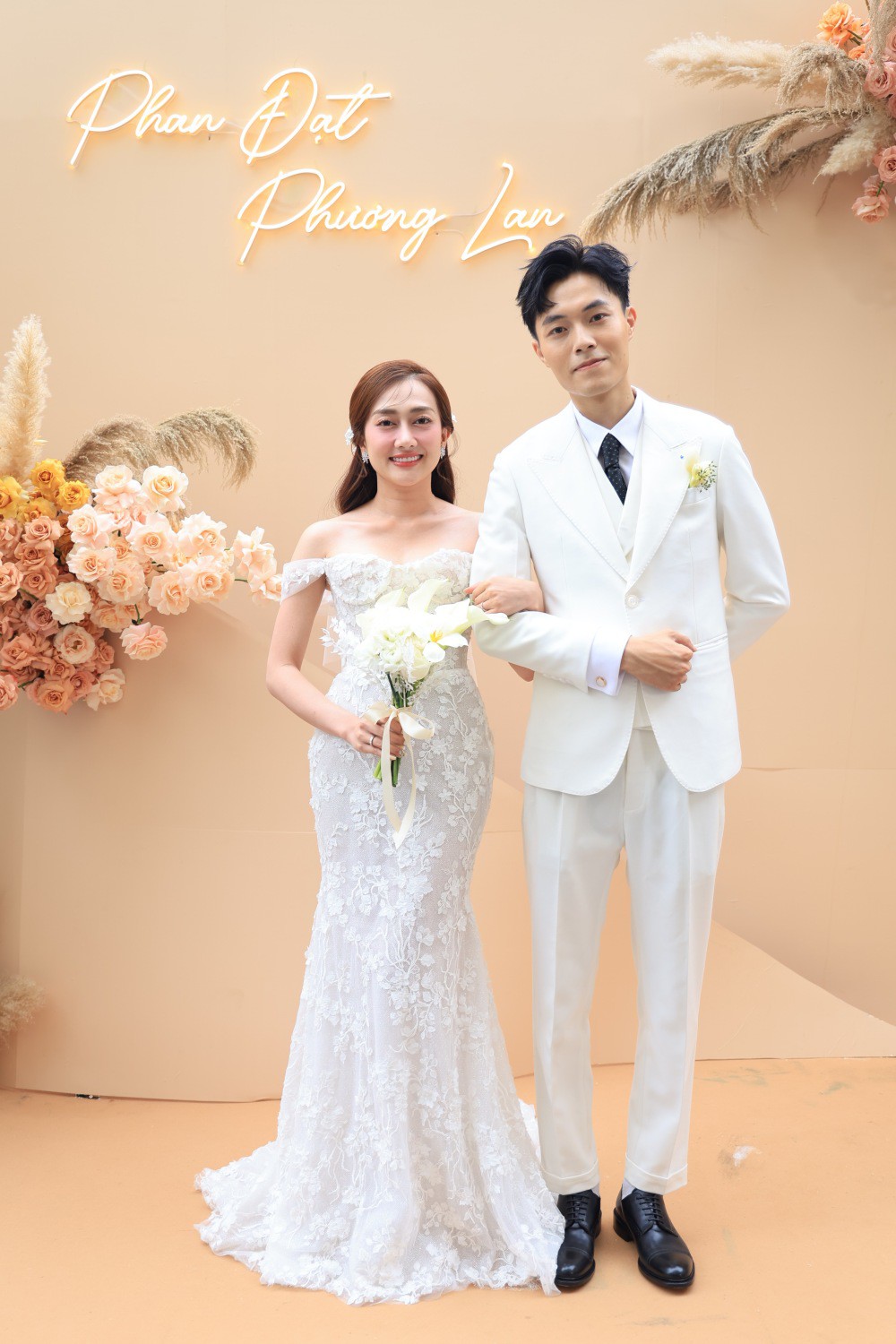 Diễn viên Phương Lan và ông xã trong đám cưới.