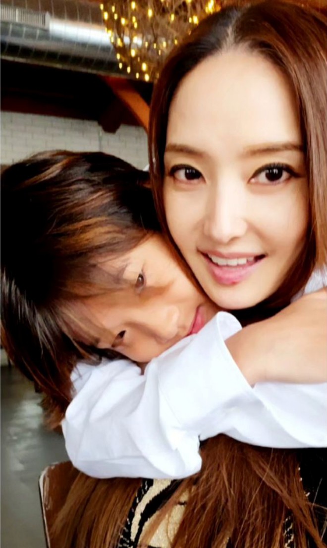 Han Chae Young khoe con trai 11 tuổi. 