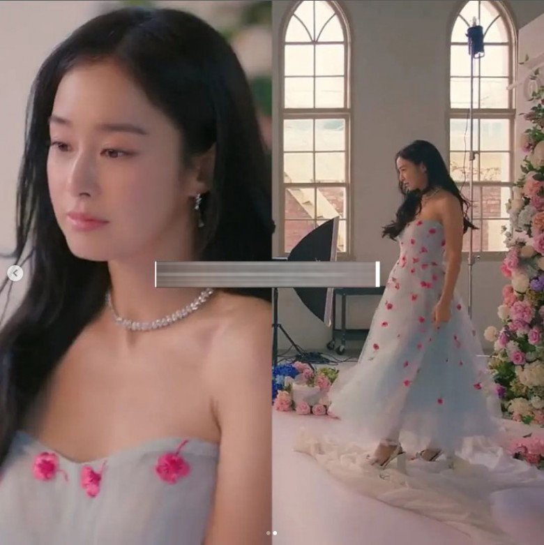 Xuất hiện trên phim này, Kim Tae Hee còn chiếm sóng vài giây ở phân đoạn chụp hình studio với bộ cánh pastel màu xanh khác. Thiết kế dạ hội có điểm nhấn hoa đào 3D vô cùng nữ tính.