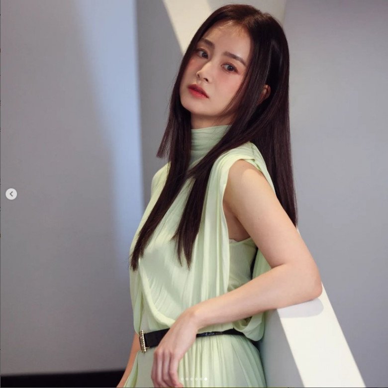 Sau sinh, Kim Tae Hee đã rục rịch quay lại công việc và xuất hiện trong 1 số dự án quảng cáo. Người đẹp vẫn vững phong độ nhan sắc mặn mà cùng phong cách thời trang thanh lịch.