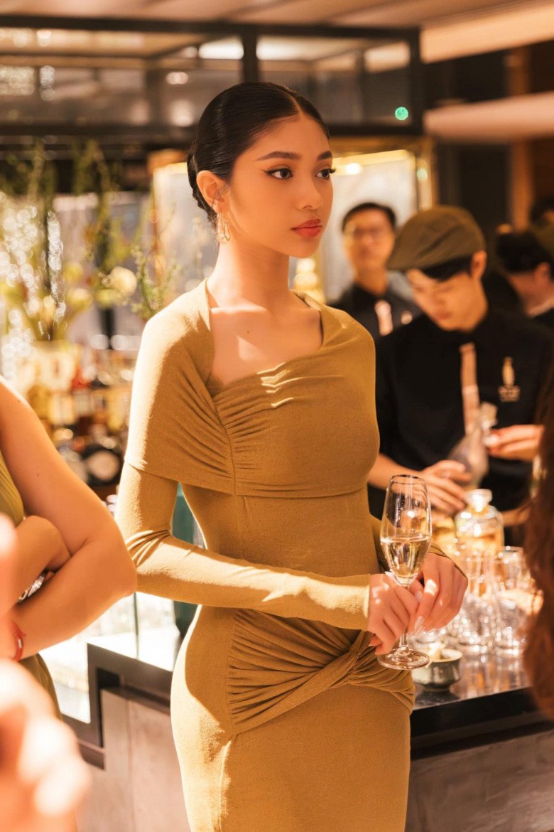 Huỳnh Minh Kiên hóa quý cô thanh lịch khi tham dự sự kiện tiệc tối sang trọng.
