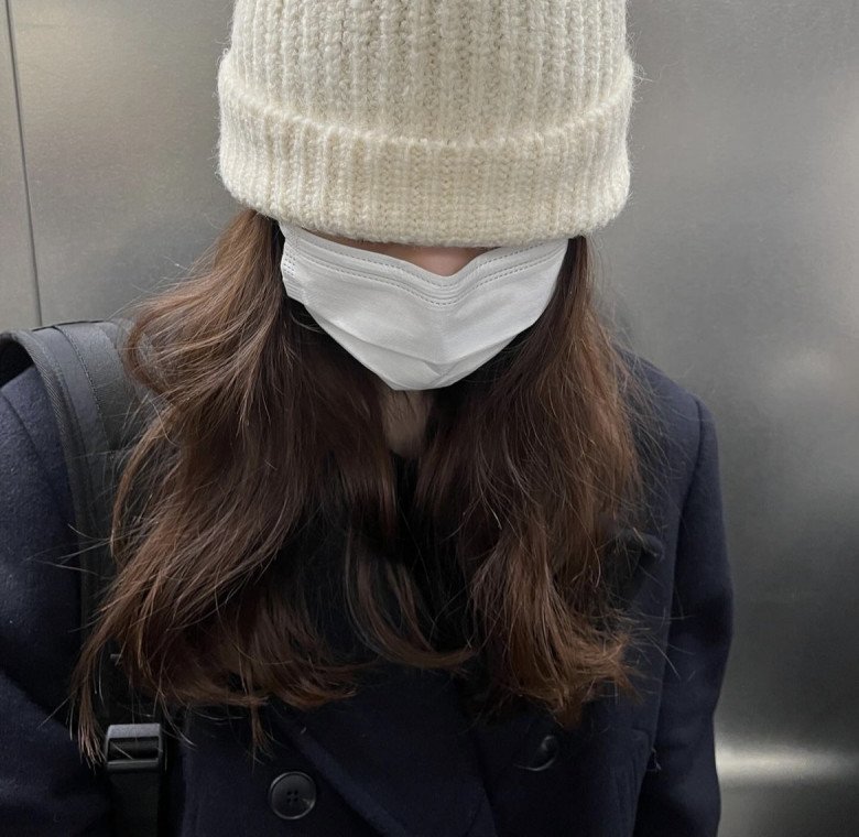 Han So Hee che mắt, đội mũ, áo choàng... tất cả để bảo vệ làn da.