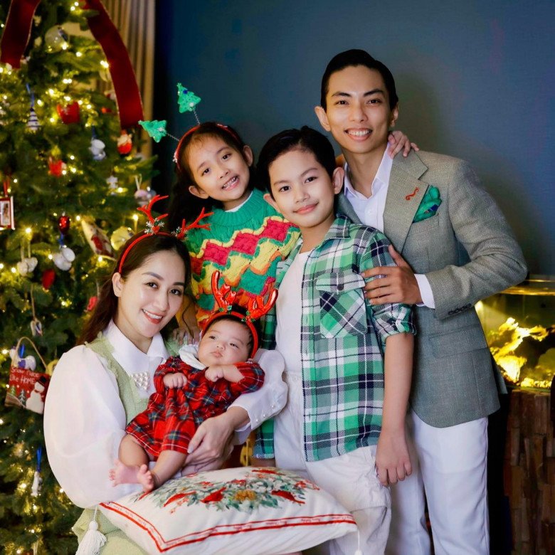 Dịp Giáng sinh vừa rồi, cả gia đình được dịp mặc đồ chung và chụp hình kỉ niệm. Anh cả Kubi được thay hẳn 2 outfit khác nhau.