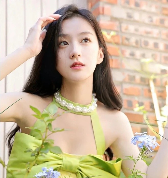 Bao Thượng Ân là nữ diễn viên trẻ nổi bật với nhan sắc trời cho.