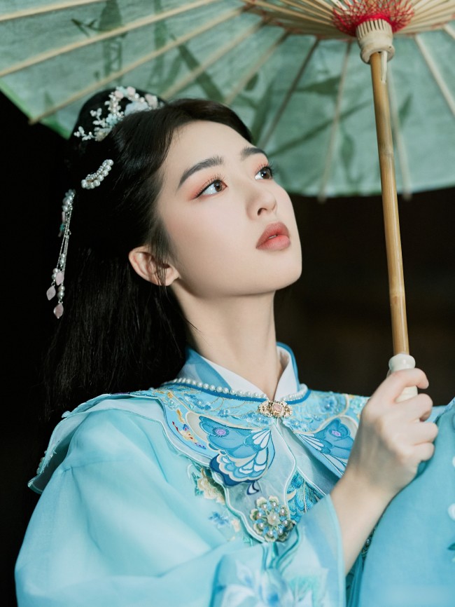 Người đẹp họ Đặng sở hữu nét đẹp dịu dàng hiếm có. Nhiều cư dân mạng bày tỏ Đặng Ân Hy sẽ thử sức với nhiều bộ phim cổ trang hơn trong tương lai.