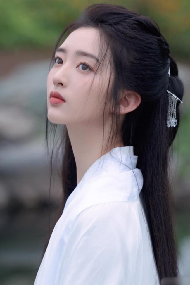 Đặng Ân Hy trong tạo hình cổ trang trắng đẹp thoát tục chẳng kém thần tiên tỷ tỷ Lưu Diệc Phi.