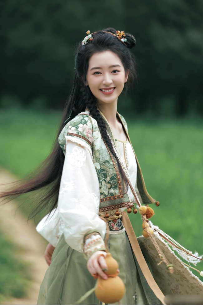 Đặng Ân Hy diện đồ cổ trang vừa có sự nhí nhảnh vừa thông minh, xinh đẹp.