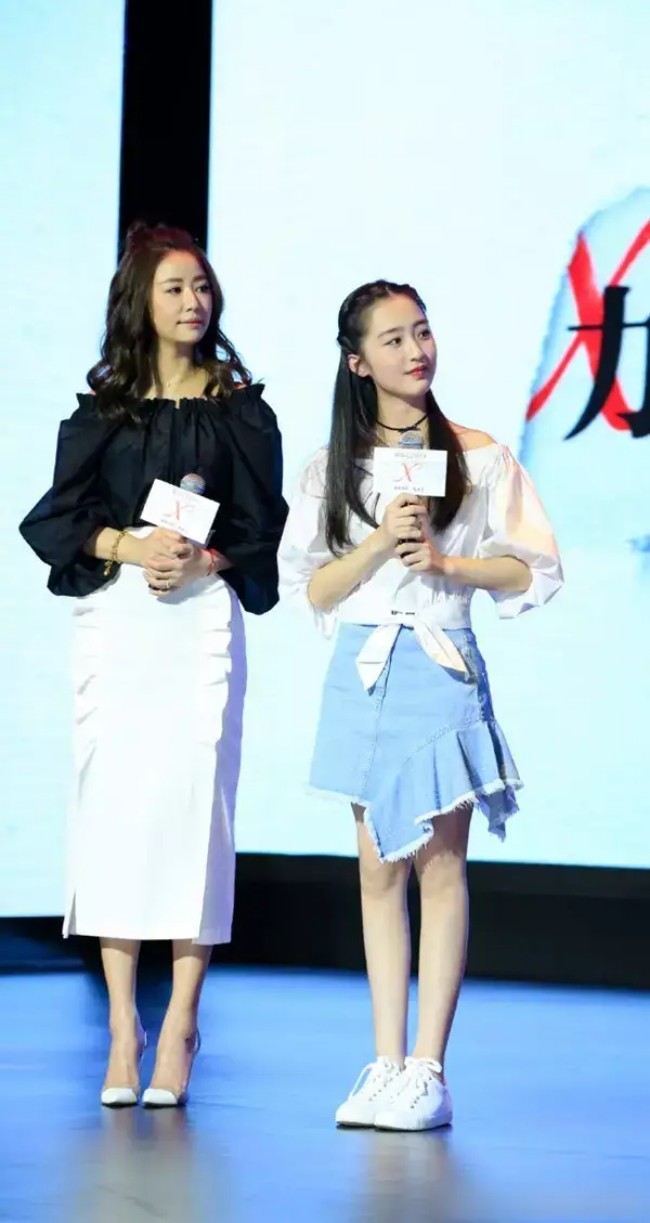 Cư dân mạng đã sốt rần rần khi biết Đặng Ân Hy chỉ mới 12 tuổi đã cao gần bằng Lâm Tâm Như, ngoại hình phổng phao tựa thiếu nữ 18 tuổi.