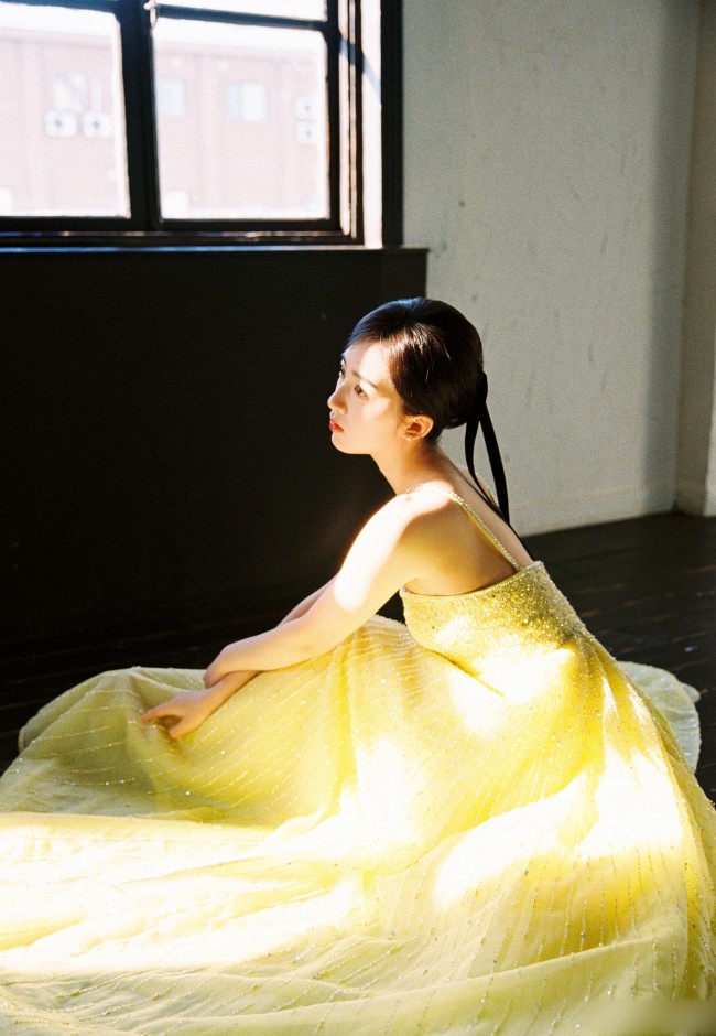 Đôi vai trần quyến rũ của Đặng Ân Hy cũng khiến nhiều người xao xuyến.