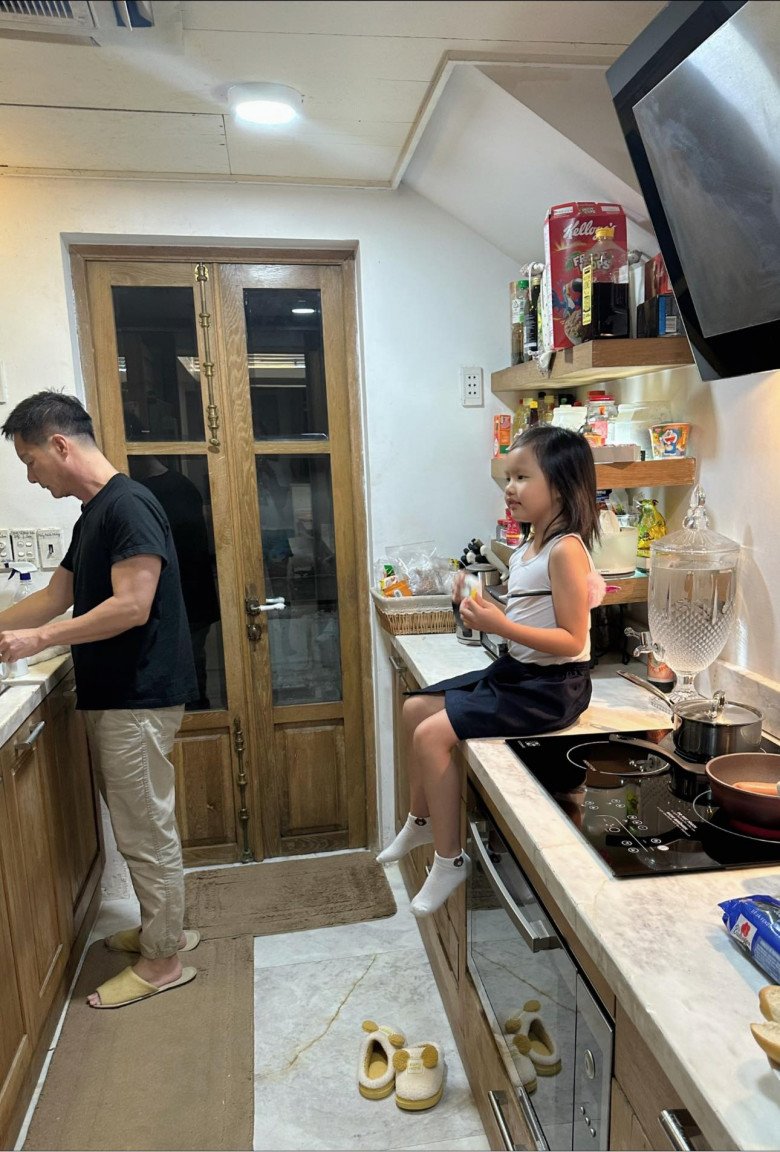 Phan Như Thảo từng đăng tải ảnh khi chồng vào bếp là con gái Bồ Câu cũng quấn lấy, ngồi trên bệ bếp để theo dõi bố làm.