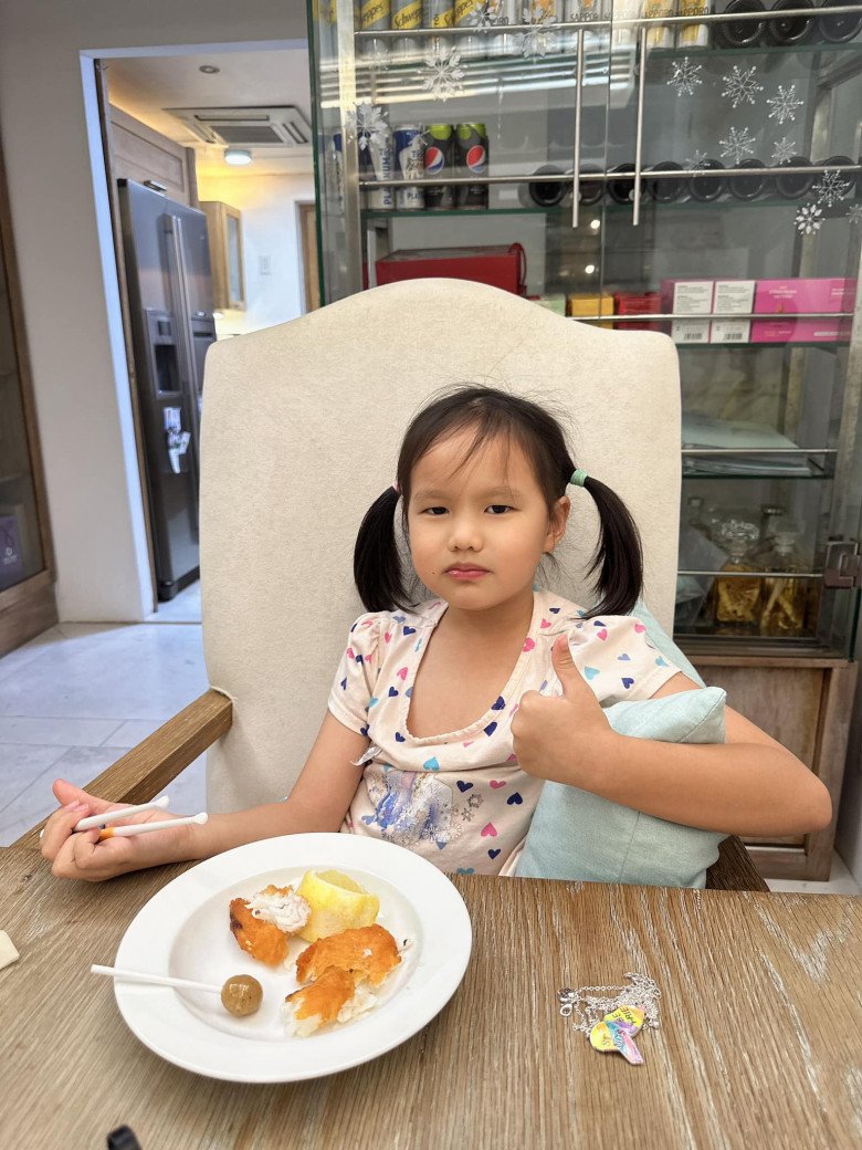 Được bố làm cho đồ ăn ngon, bé Bồ Câu đã biết nịnh khiến Phan Như Thảo thốt lên: Bả ngọt thấy sợ.