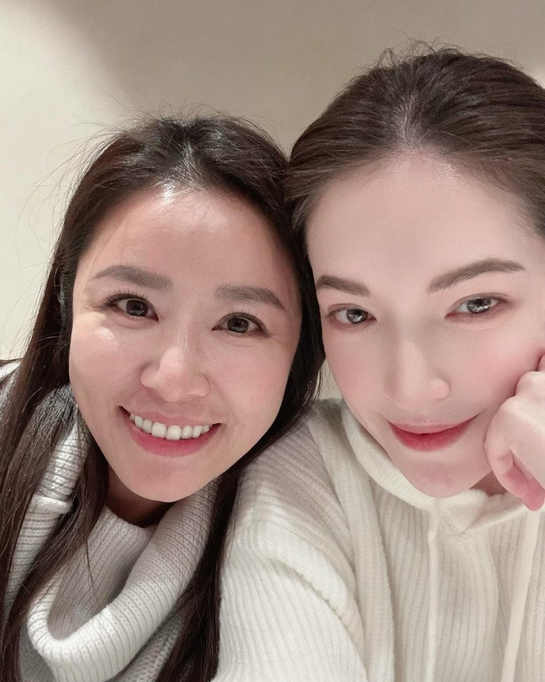 Lâm Tâm Như selfie cùng Hứa Vỹ Ninh - mỹ nhân hàng đầu Đài Loan trong loạt ảnh mới. Cặp diễn viên nổi tiếng ăn vận đơn giản và khoe sắc vóc mộc mạc.
