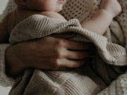 Yêu con - Rét đậm, sợ cháu bị lạnh bà nội làm một hành động khiến bé gái 6 ngày tuổi phải cắt cụt ngón tay