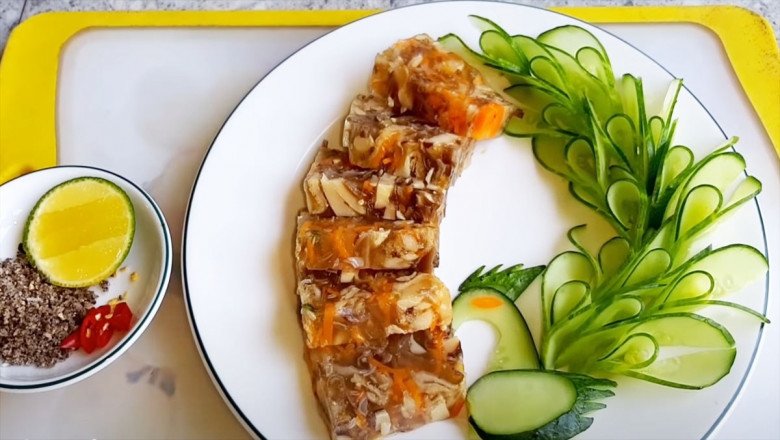 Khi ăn thịt đông nên chia thành miếng nhỏ và ăn chừng mực để tránh tăng cân. Ảnh minh họa. 