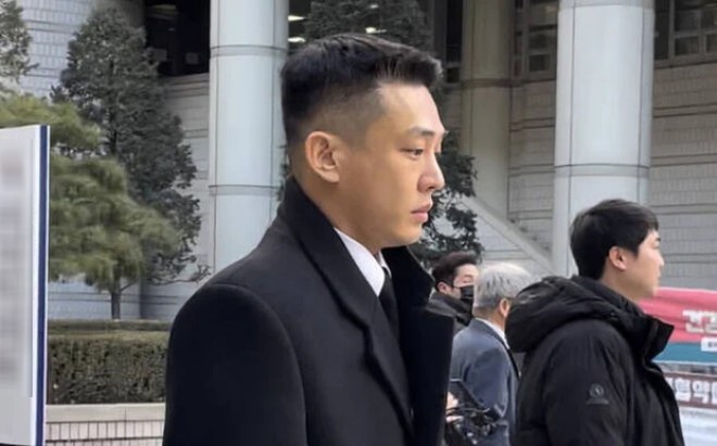 Yoo Ah In tham gia phiên toàn kéo dài 30 phút.