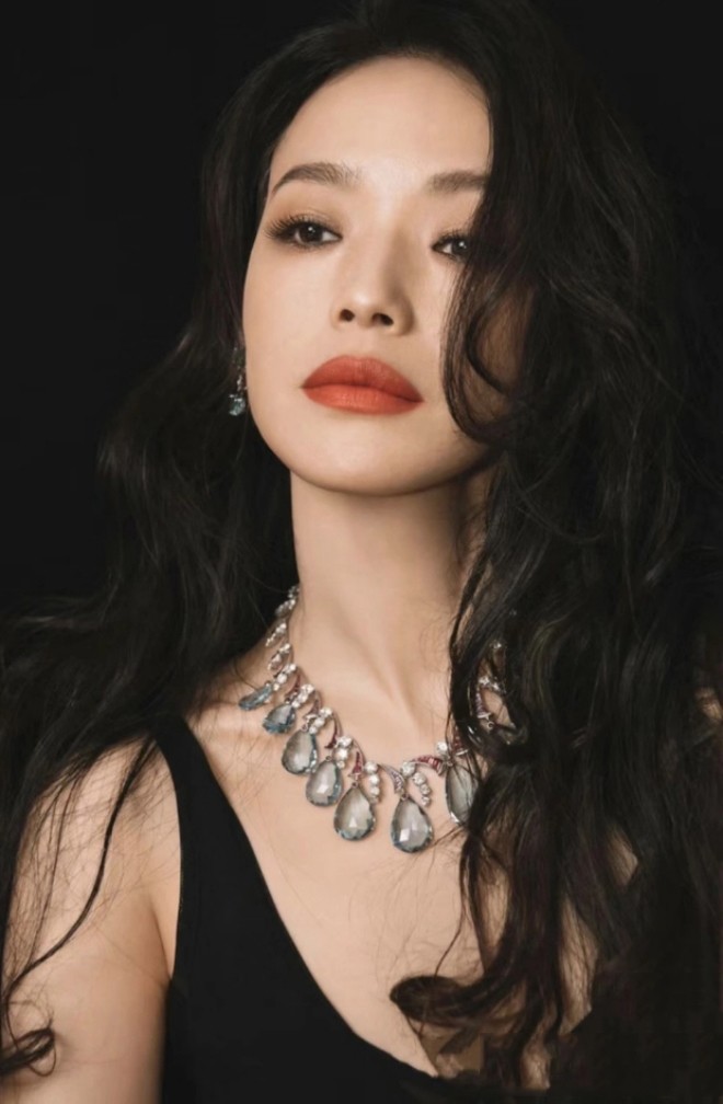 Thư Kỳ bị réo tên trong vụ lừa đảo.