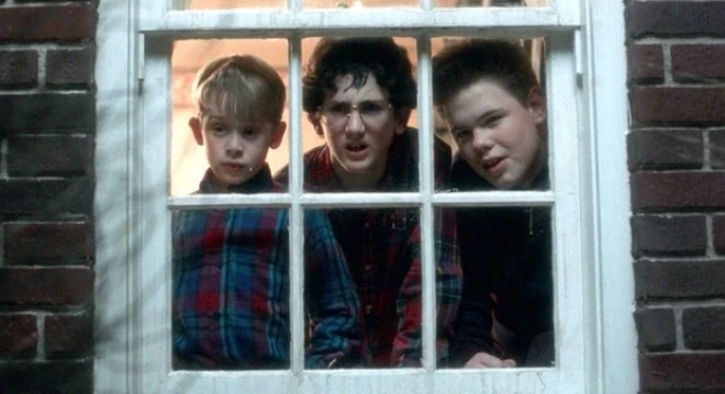 Devin Ratray (ngoài cùng bên phải) nổi tiếng sau thành công của tác phẩm điện ảnh Ở nhà một mình.