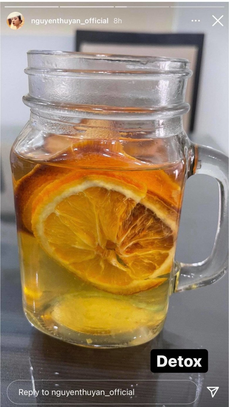 Á hậu Thúy An tự làm cam, táo sấy lạnh để ngâm nước detox. Công thức nước uống đơn giản mà chị em nào cũng có thể áp dụng. 