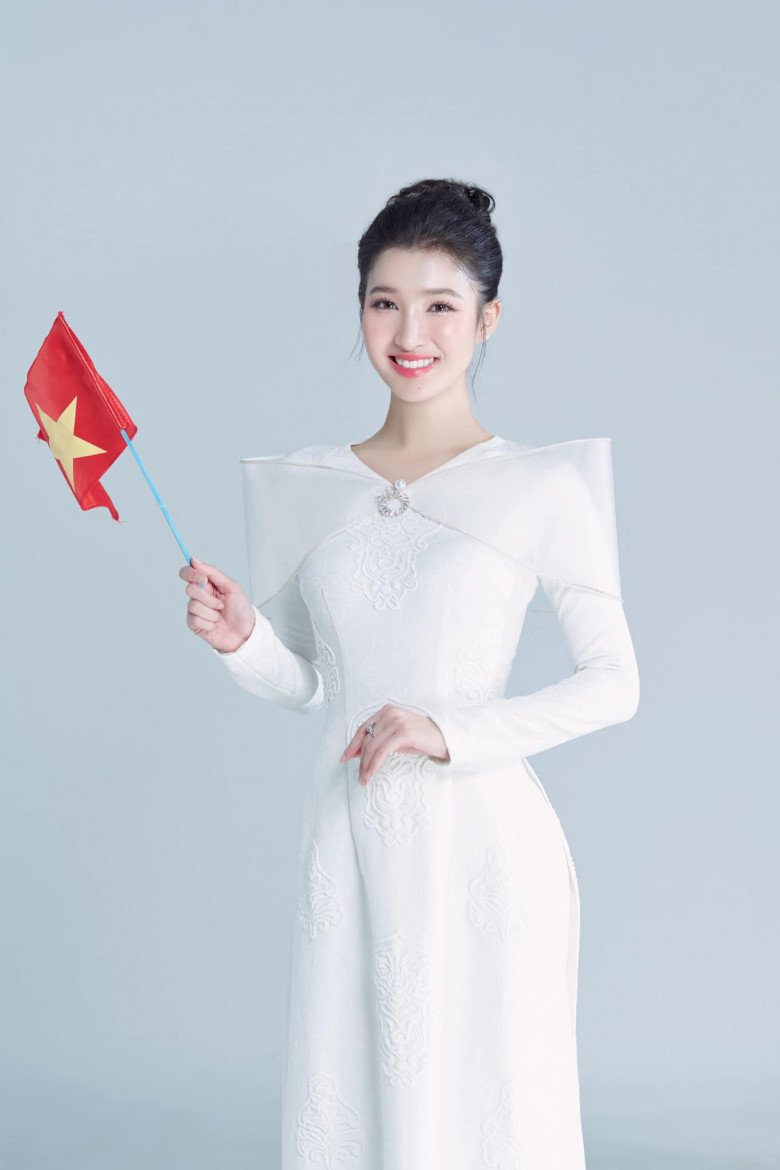 Từ những ngày tham gia đấu trường sắc đẹp quốc tế, Phương Nhi luôn ứng dụng và tự hào khi khoác lên người chiếc áo dài xinh đẹp và tinh tế với sắc trắng tinh khôi như vẻ đẹp của cô.