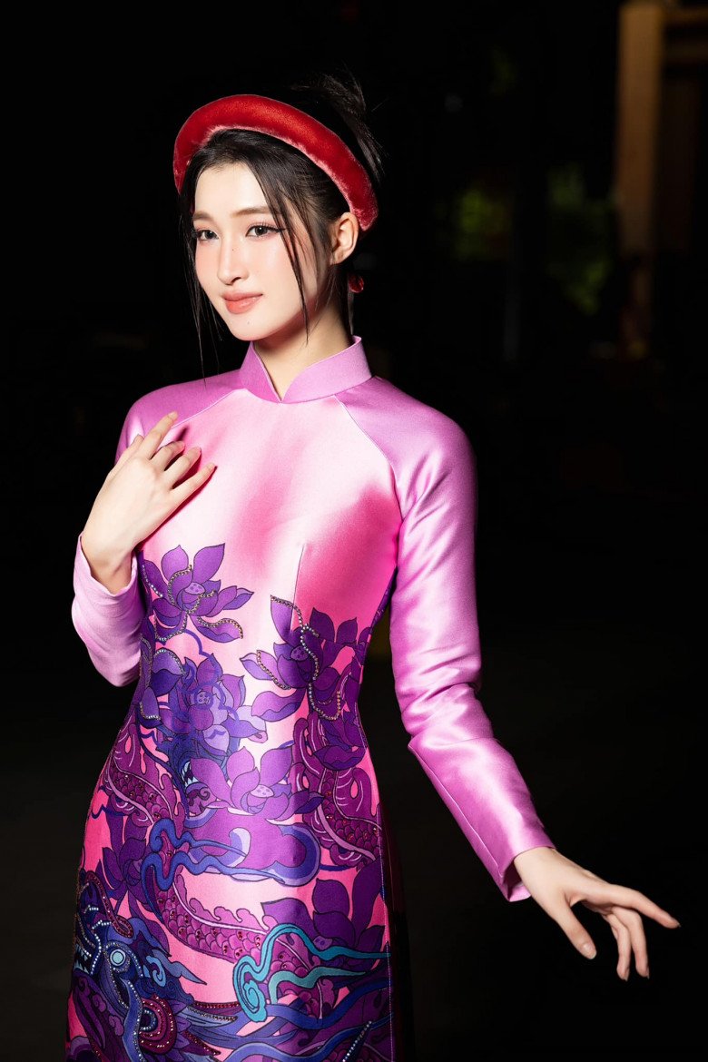 Nàng hậu khoe sắc với áo dài rồng kết hợp sen được khắc hoạ bằng màu sắc tím hồng đẹp  mắt.